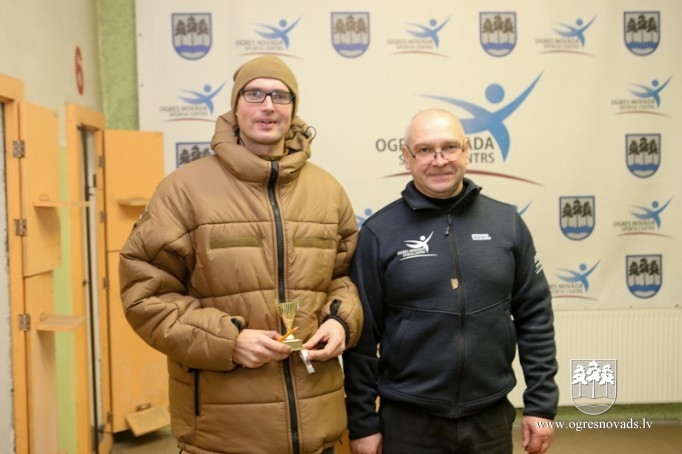 Snaiperi sadalījuši Ziemassvētku kausus šaušanā ar pistoli