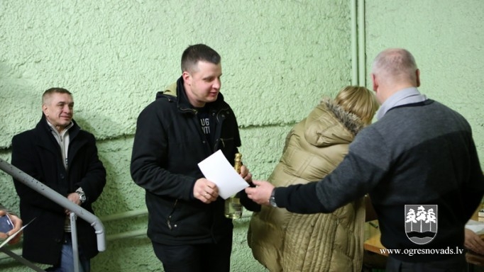 Ziemassvētku kausus sadalījuši ložu šāvēji