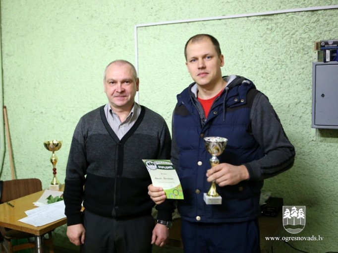 Ziemassvētku kausus sadalījuši ložu šāvēji