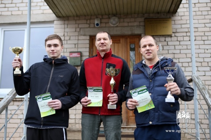 Ziemassvētku kausus sadalījuši ložu šāvēji