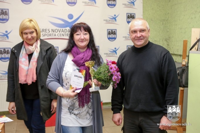 Ložu šaušanas sacensībās uzvar Miķelsone un Leonovičs