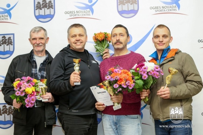 Ložu šaušanas sacensībās uzvar Miķelsone un Leonovičs