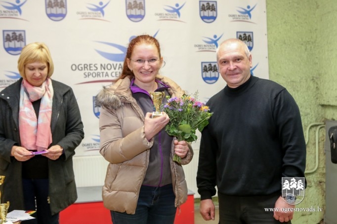 Ložu šaušanas sacensībās uzvar Miķelsone un Leonovičs