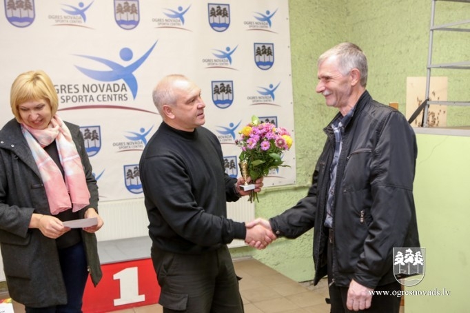 Ložu šaušanas sacensībās uzvar Miķelsone un Leonovičs
