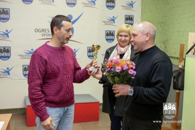 Ložu šaušanas sacensībās uzvar Miķelsone un Leonovičs