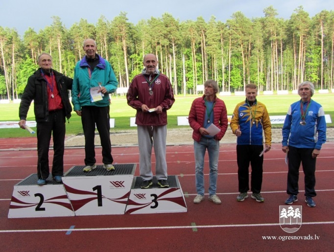 Ogres novada vieglatlētikas senioriem – 25 medaļas un divi kausi Valmierā