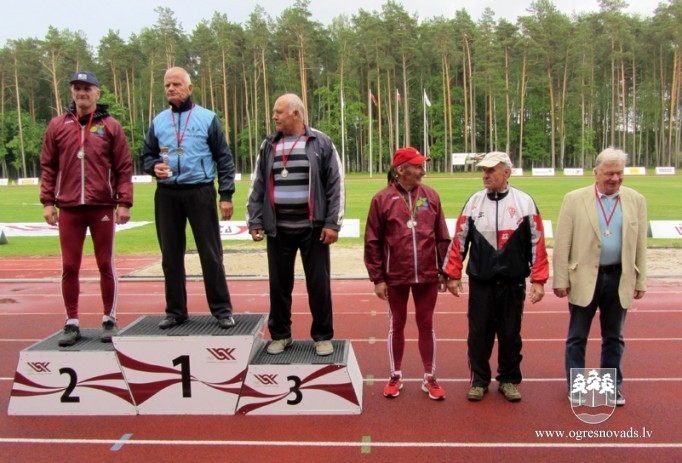 Ogres novada vieglatlētikas senioriem – 25 medaļas un divi kausi Valmierā