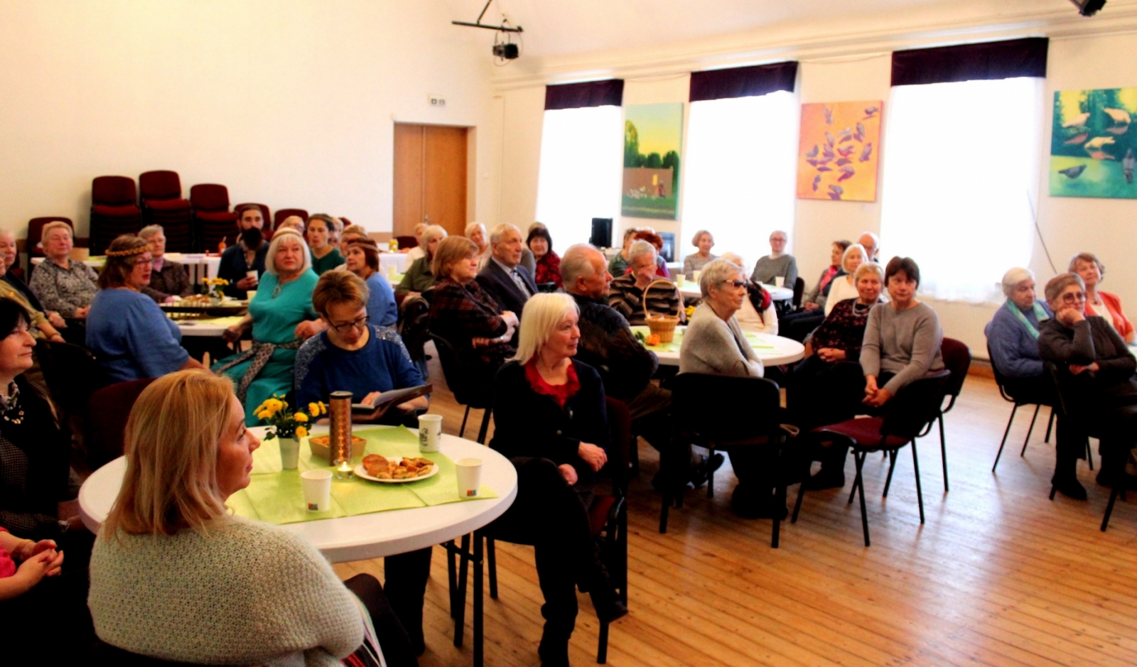 Ikšķiles Senioru pavāgrāmatas atklāšanas pasākums 08.11.2023. Seniori pie galdiem