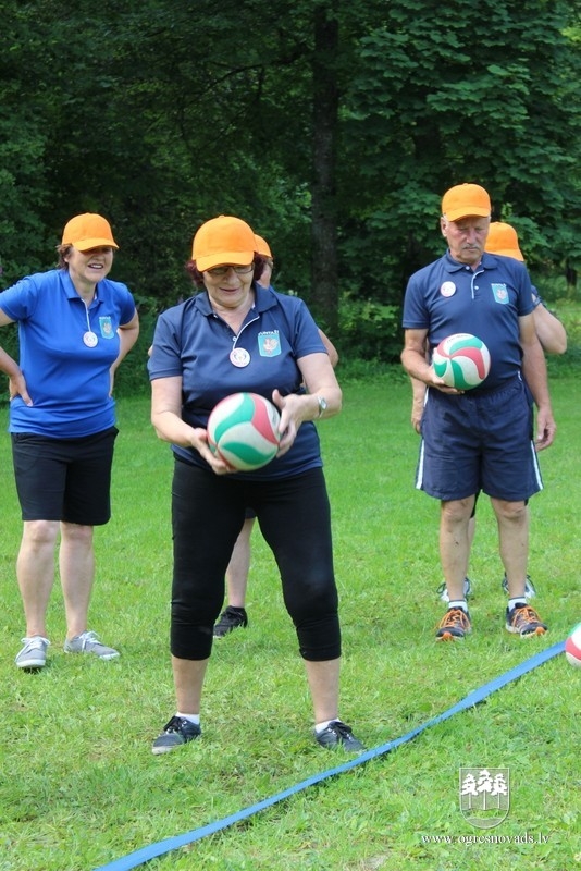 Aizvadītas starppagastu senioru sporta spēles "Kam vēl nav 100, tas var!"