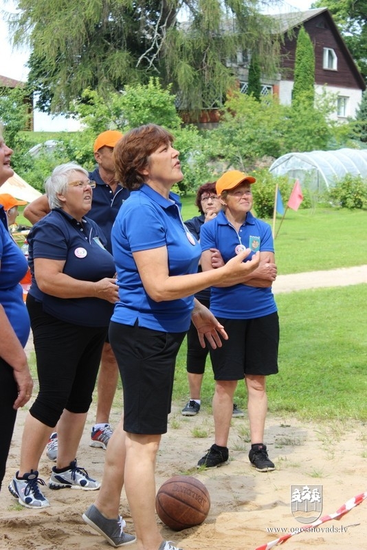 Aizvadītas starppagastu senioru sporta spēles "Kam vēl nav 100, tas var!"