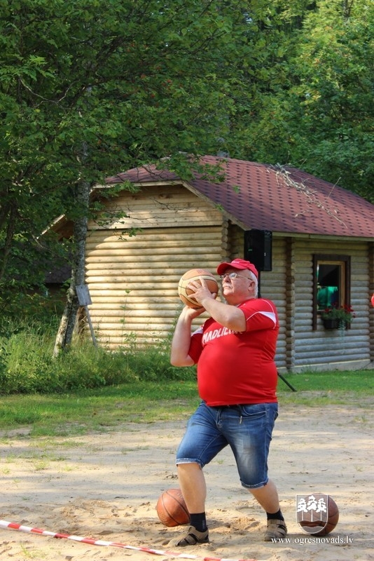 Aizvadītas starppagastu senioru sporta spēles "Kam vēl nav 100, tas var!"