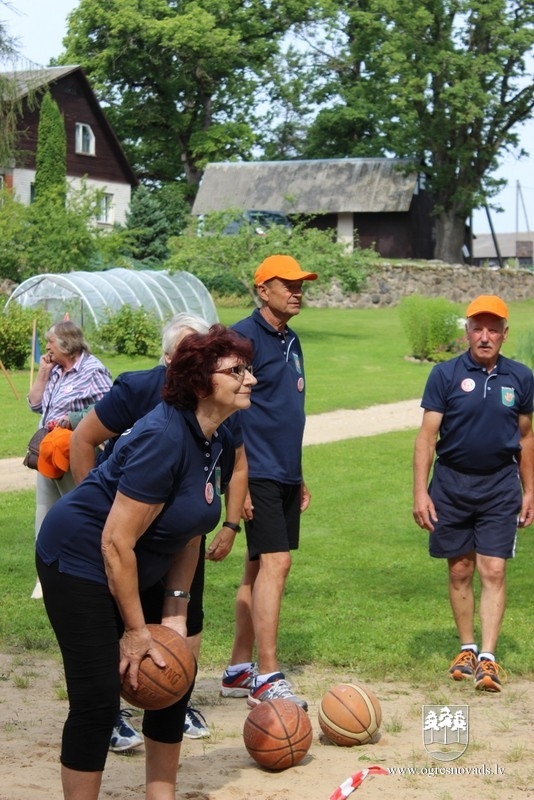 Aizvadītas starppagastu senioru sporta spēles "Kam vēl nav 100, tas var!"