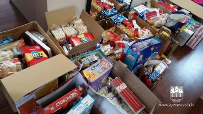 Labdarības akcijā "Shoe box" iepriecina bērnus un seniorus