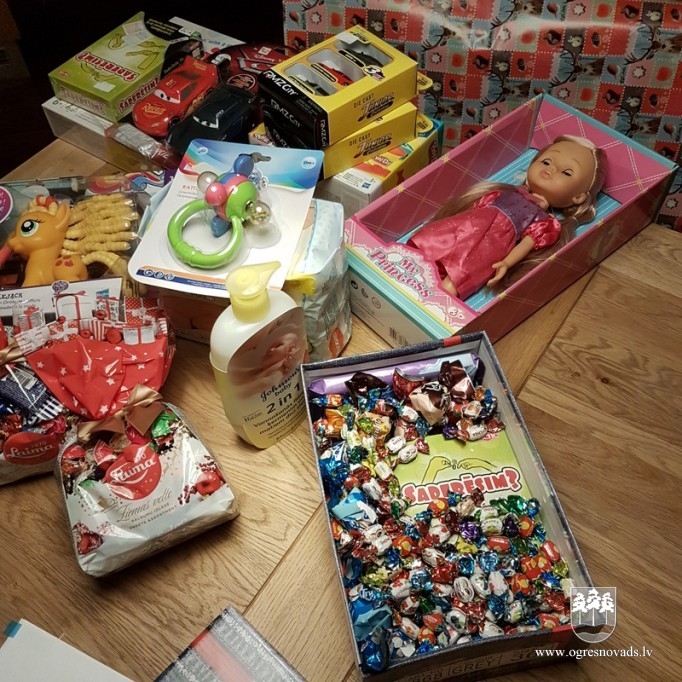 Labdarības akcijā "Shoe box" iepriecina bērnus un seniorus