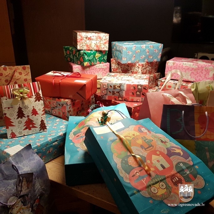 Labdarības akcijā "Shoe box" iepriecina bērnus un seniorus