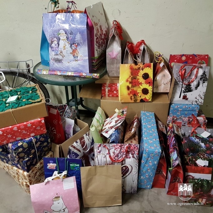 Labdarības akcijā "Shoe box" iepriecina bērnus un seniorus