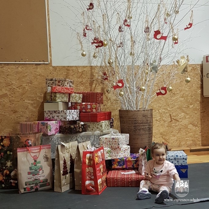 Labdarības akcijā "Shoe box" iepriecina bērnus un seniorus
