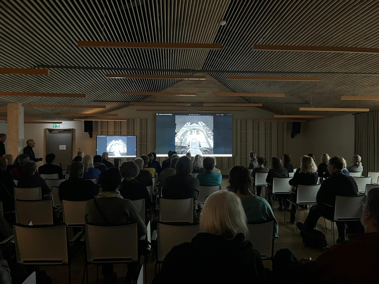 Simpozija dalībnieki sēž Ogres Centrālās bibliotēkas konferenču zālē