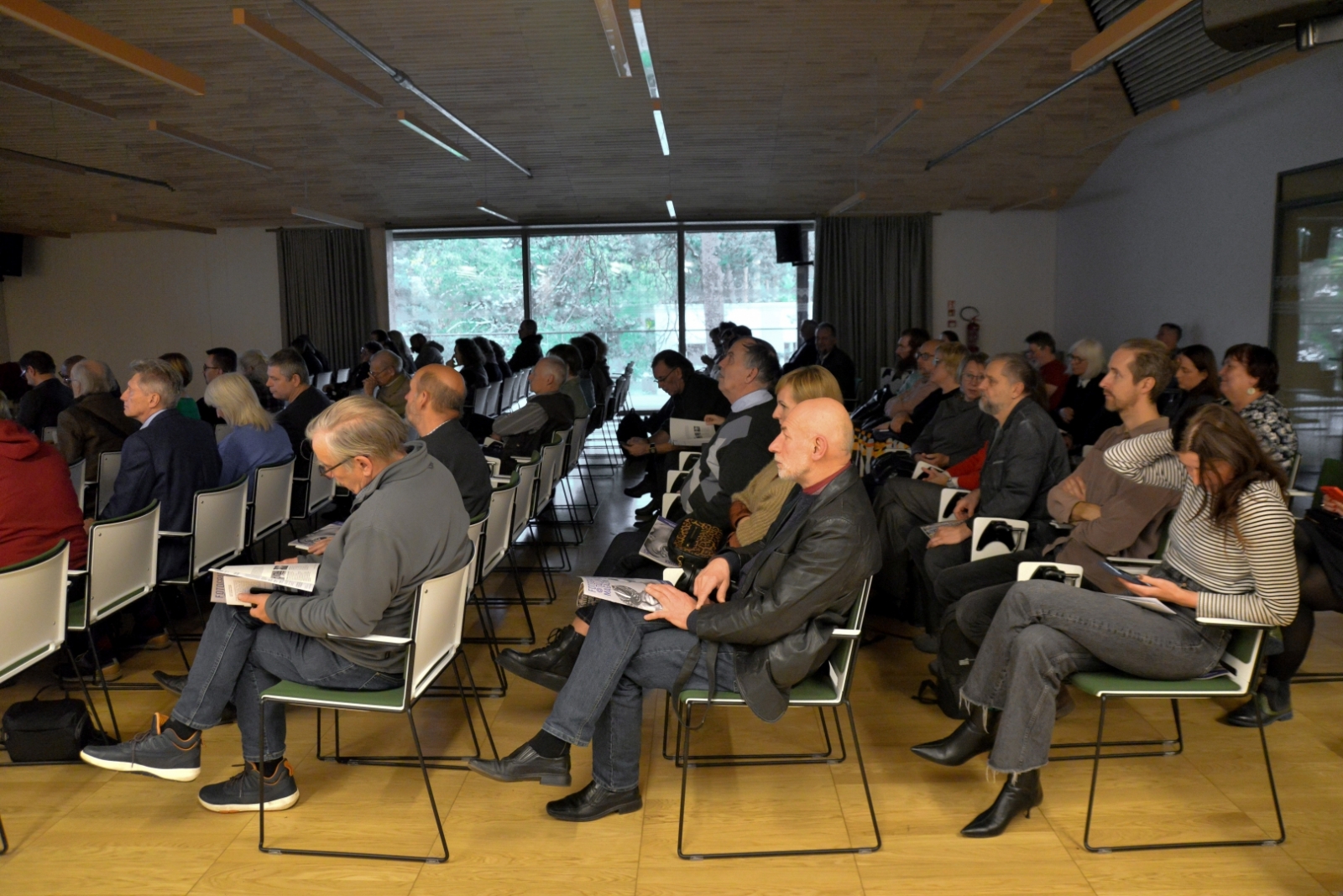 Simpozija dalībnieki sēž Ogres Centrālās bibliotēkas konferenču zālē