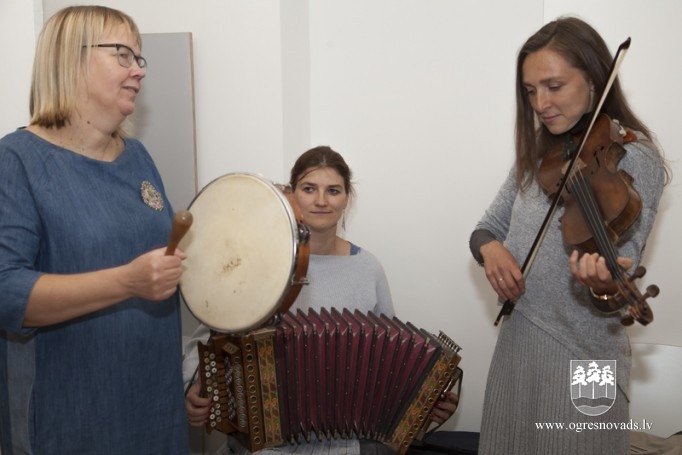 Krapē likti pamati tautas mūzikas instrumentu muzejam