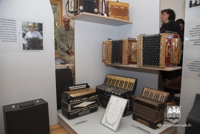 Krapē likti pamati tautas mūzikas instrumentu muzejam