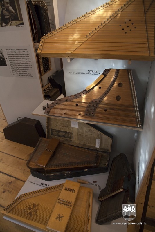 Krapē likti pamati tautas mūzikas instrumentu muzejam