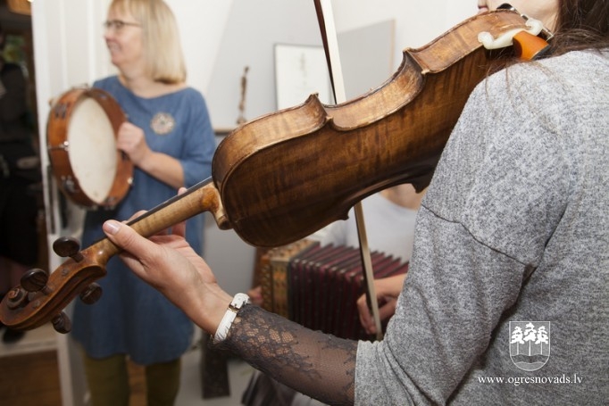Krapē likti pamati tautas mūzikas instrumentu muzejam