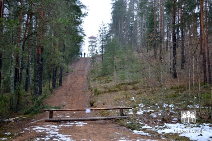 Skatu torņa atklāšana Zilajos kalnos