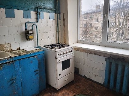 Zila virtuves iekārta, gāzes plīts, logs