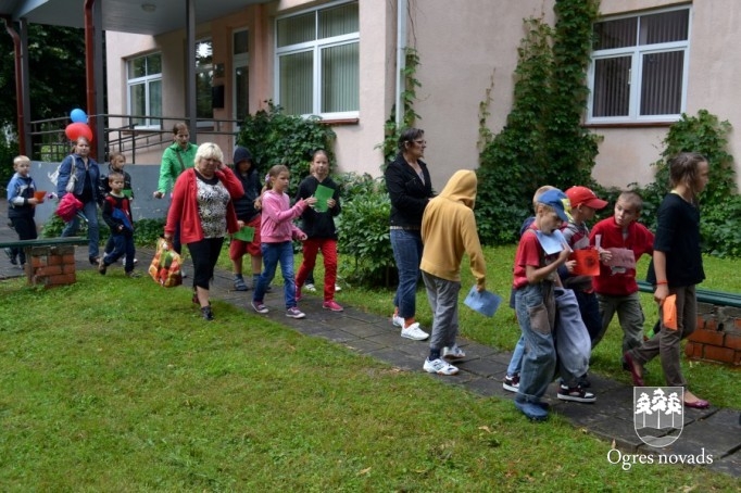 Skolēni arī šogad saņem skaistas skolas somas