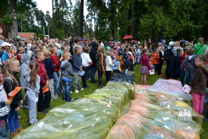 Skolēni arī šogad saņem skaistas skolas somas