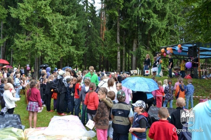 Skolēni arī šogad saņem skaistas skolas somas