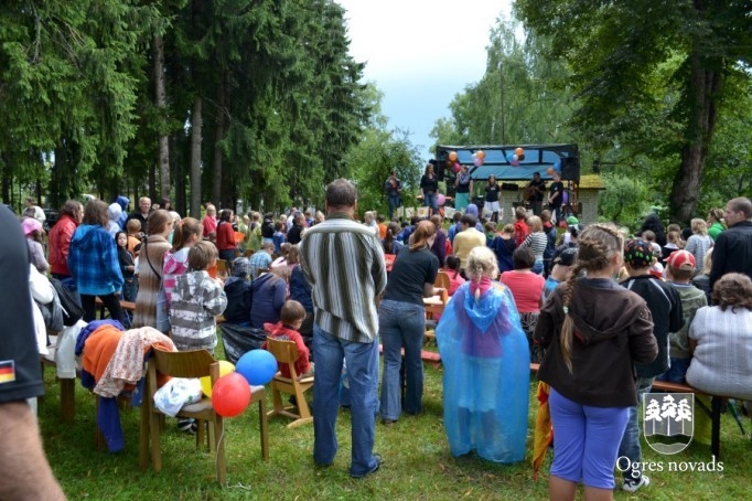 Skolēni arī šogad saņem skaistas skolas somas