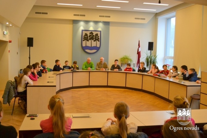 Pašvaldībā viesojas Jaunogres vidusskolas skolēni