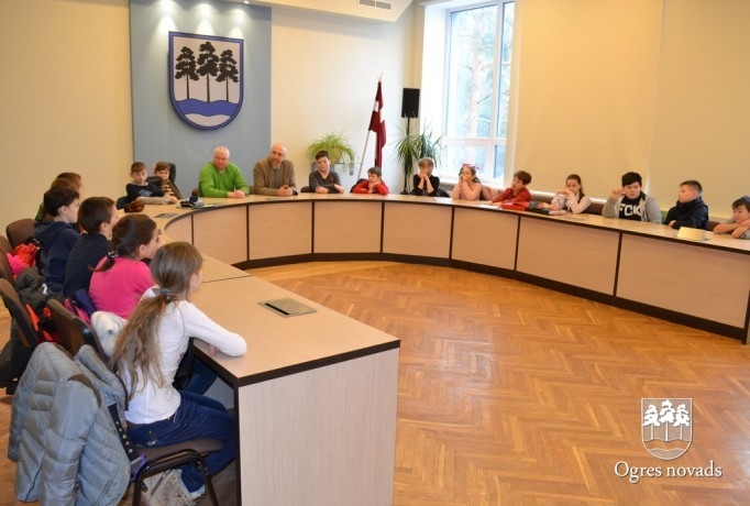 Pašvaldībā viesojas Jaunogres vidusskolas skolēni