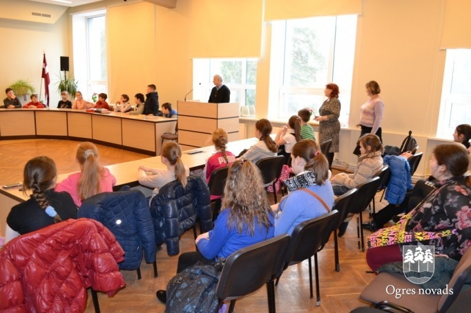 Pašvaldībā viesojas Jaunogres vidusskolas skolēni