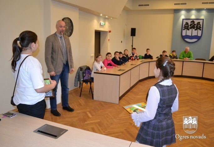 Pašvaldībā viesojas Jaunogres vidusskolas skolēni