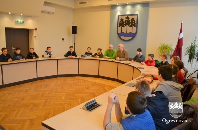 Pašvaldībā viesojas Jaunogres vidusskolas skolēni