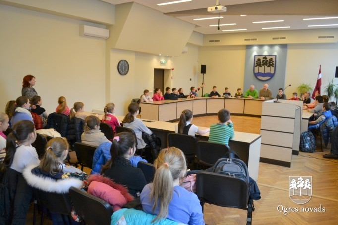 Pašvaldībā viesojas Jaunogres vidusskolas skolēni