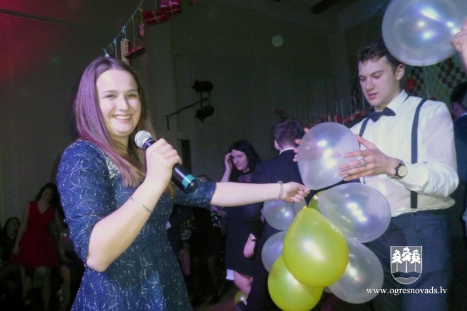 Skolēnu pašpārvaldes Ziemassvētku balle Suntažu vidusskolā