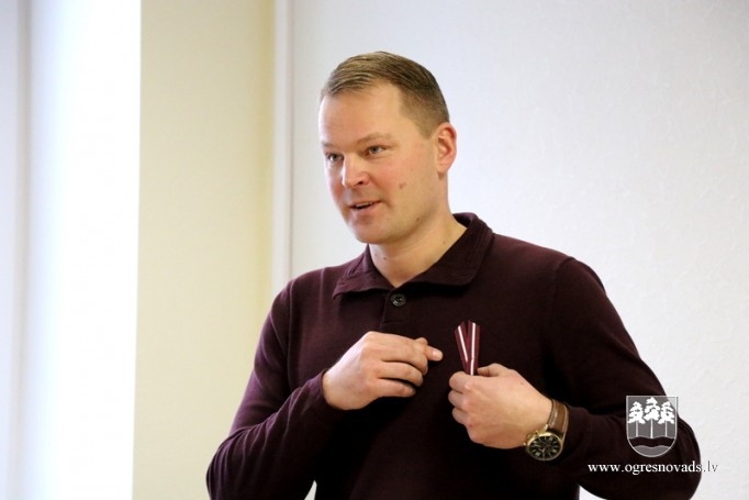 Skolēni piedalās lentīšu veidošanā