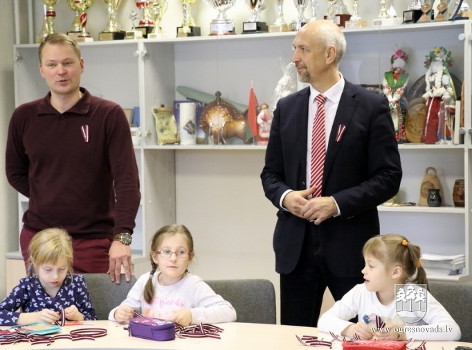 Skolēni piedalās lentīšu veidošanā