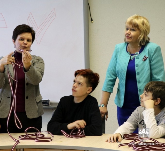 Skolēni piedalās lentīšu veidošanā