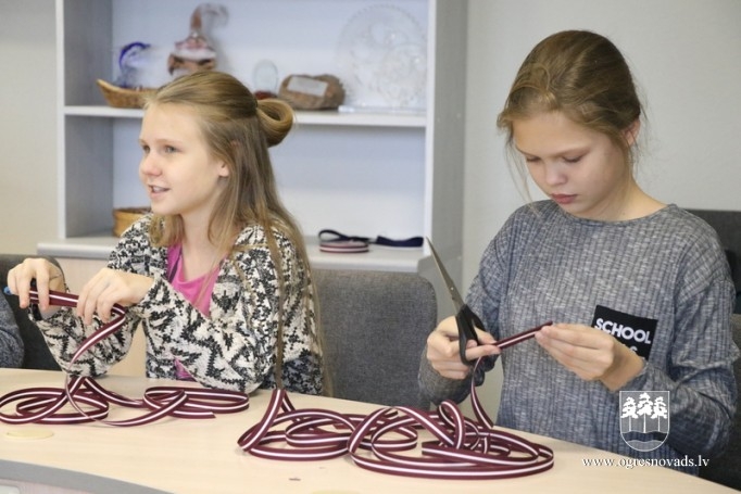 Skolēni piedalās lentīšu veidošanā