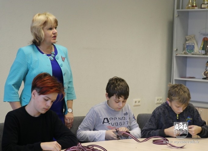 Skolēni piedalās lentīšu veidošanā