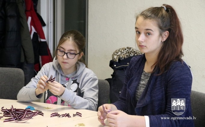 Skolēni piedalās lentīšu veidošanā