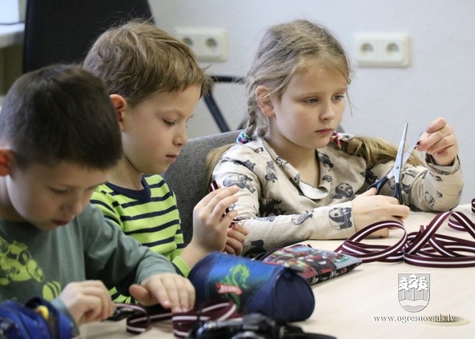Skolēni piedalās lentīšu veidošanā