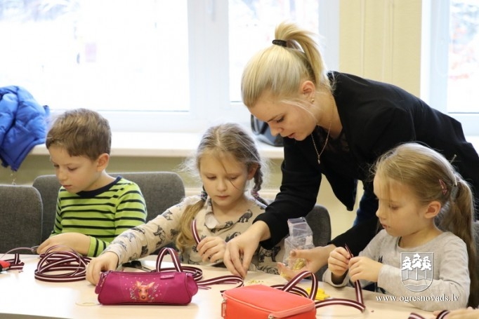 Skolēni piedalās lentīšu veidošanā