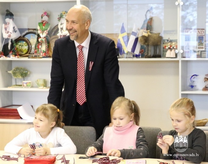 Skolēni piedalās lentīšu veidošanā