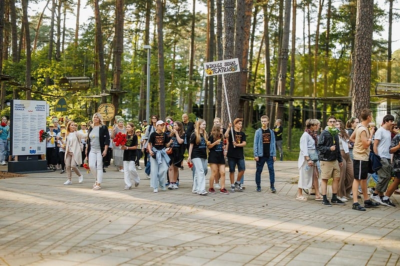 Skolēni piedalās skolu teātru sezonas noslēgumā Jūrmalā
